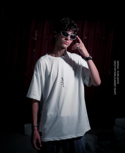T-shirt in pure white color featuring ‘MERAKI’ print.